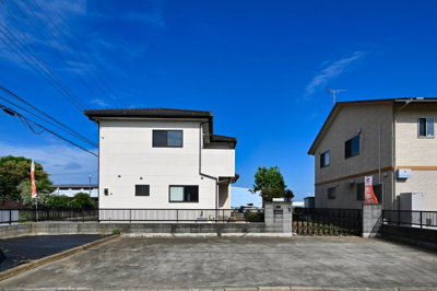 【駐車場】 | 太田市山之神町　中古住宅 | 並列駐車4台可能なカースペースです！お客様も遊びに来やすいですね♪