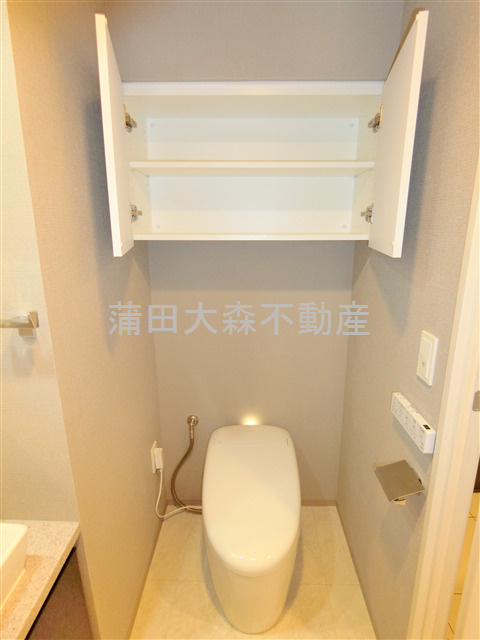JP noie西蒲田のトイレ|吊り戸棚収納温水洗浄便座付きのトイレ　
