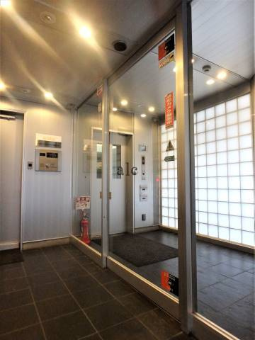 新宿区西新宿５丁目の賃貸マンションのエントランス