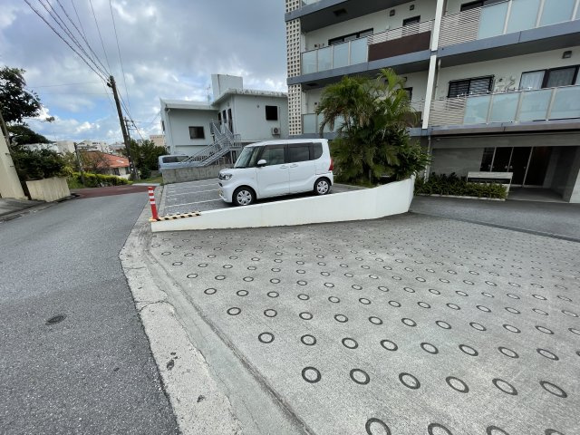 グランデ・プレミアムビスタ野嵩　EASTの前面道路含む現地写真