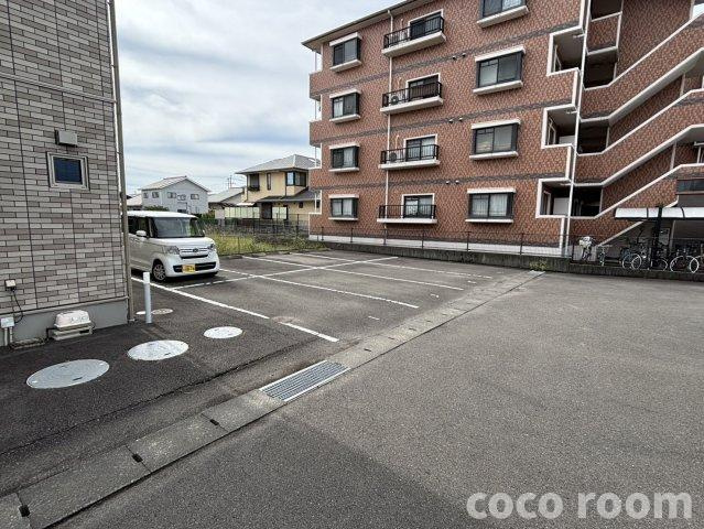 アルソーレAの駐車場