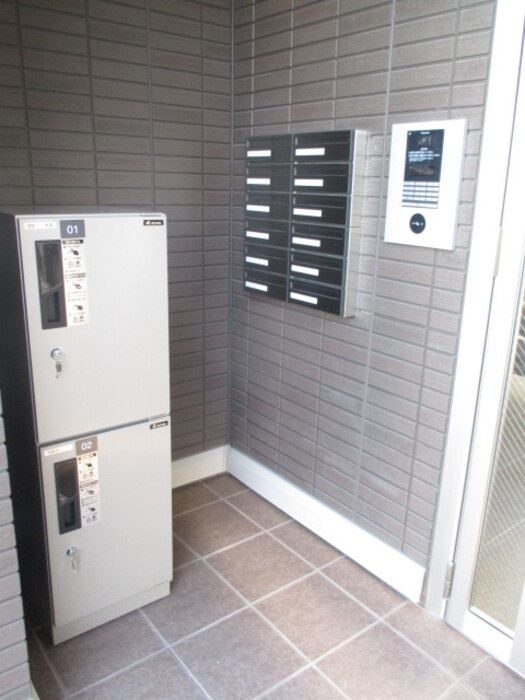 オッツ梅満のエントランス|宅配BOX付きで不在時の荷物の受け取りに便利です☆