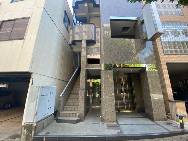 浜町藪ビルのエントランス