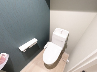 ※小物は設備ではありません。温水洗浄便座のトイレです。(リフォーム前)
