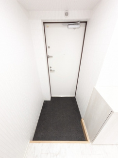 扉は外開きの玄関です。(リフォーム前)