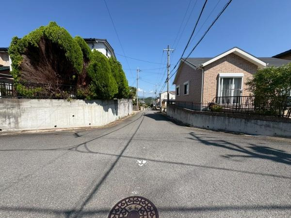 海南市小野田(つつじケ丘)　中古戸建の前面道路含む現地写真