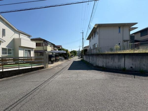 海南市小野田(つつじケ丘)　中古戸建の前面道路含む現地写真