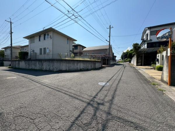 海南市小野田(つつじケ丘)　中古戸建の前面道路含む現地写真
