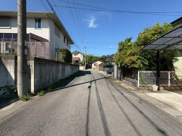 海南市小野田(つつじケ丘)　中古戸建の前面道路含む現地写真