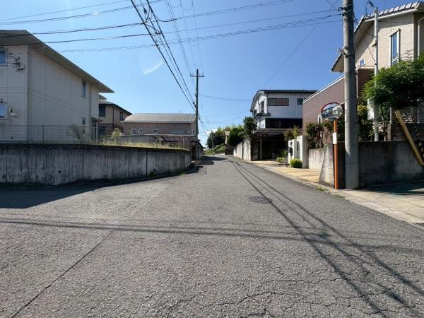 海南市小野田(つつじケ丘)　中古戸建の前面道路含む現地写真