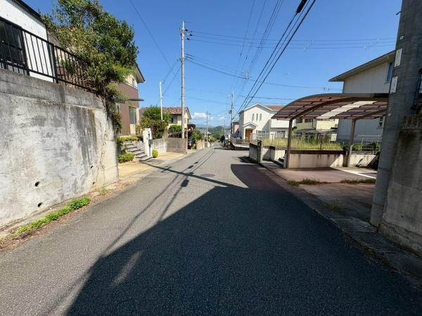海南市小野田(つつじケ丘)　中古戸建の前面道路含む現地写真