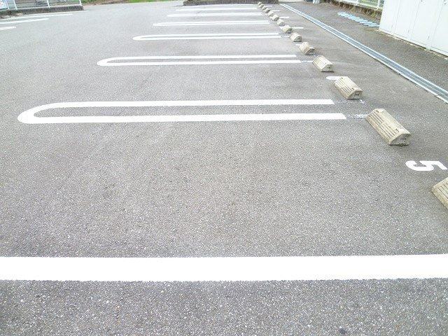 メゾン　ファミーユⅠＢの駐車場|カースペースがあります