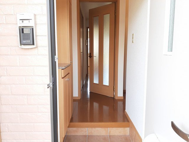 メゾン　ファミーユⅠＢの玄関|収納もある玄関です