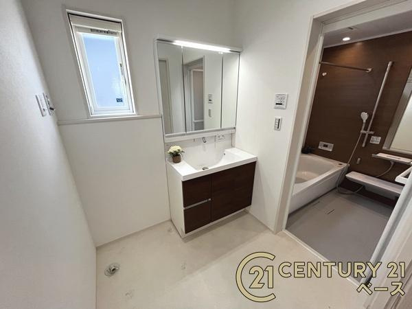 北葛城郡広陵町笠　一戸建の独立洗面台|■現地撮影写真■三面鏡タイプのミラーキャビネット！収納スペースも豊富です！