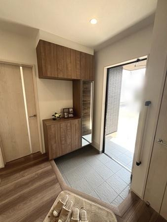 北葛城郡広陵町笠　一戸建の玄関|■現地撮影写真■すっきりとした明るい玄関が家族やお客様を迎えてくれます！