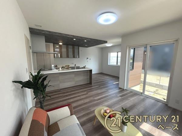 北葛城郡広陵町笠　一戸建の居間・リビング|■現地撮影写真■ご家族でくつろいでいただける約１７.７帖の広々としたリビング！