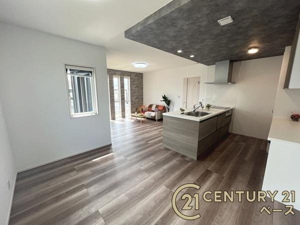 北葛城郡広陵町笠　一戸建の居間・リビング|■現地撮影写真■大きな窓から柔らかい光が射し込みます！