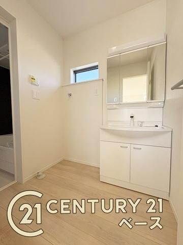 クレイドルガーデン東九条町 ２号棟 ／新築一戸建の独立洗面台|■現地撮影写真■三面鏡タイプのミラーキャビネット！収納スペースも豊富です！