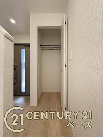 クレイドルガーデン東九条町 ２号棟 ／新築一戸建の収納|■現地撮影写真■玄関横には収納を完備！