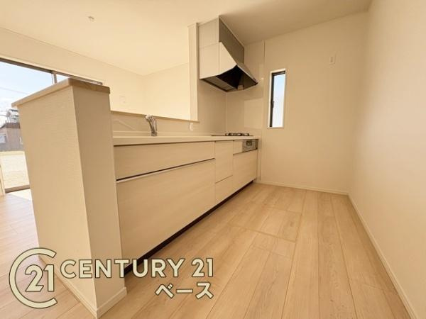 クレイドルガーデン東九条町 ２号棟 ／新築一戸建のキッチン|■現地撮影写真■広々キッチンで快適お料理！便利な収納スペースも完備！