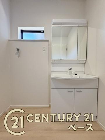 クレイドルガーデン東九条町 ３号棟 ／新築一戸建の独立洗面台|■現地撮影写真■三面鏡タイプのミラーキャビネット！収納スペースも豊富です！