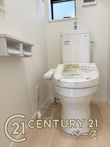 クレイドルガーデン東九条町 ３号棟 ／新築一戸建のトイレ|■現地撮影写真■フチなし＆トルネード洗浄でお掃除も楽らく！ウォシュレット付きです！