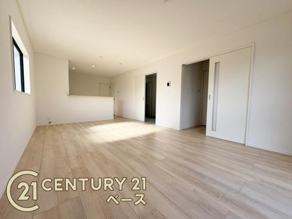 クレイドルガーデン東九条町 ３号棟 ／新築一戸建の居間・リビング|■現地撮影写真■ご家族でくつろいでいただける広々したＬＤＫ！