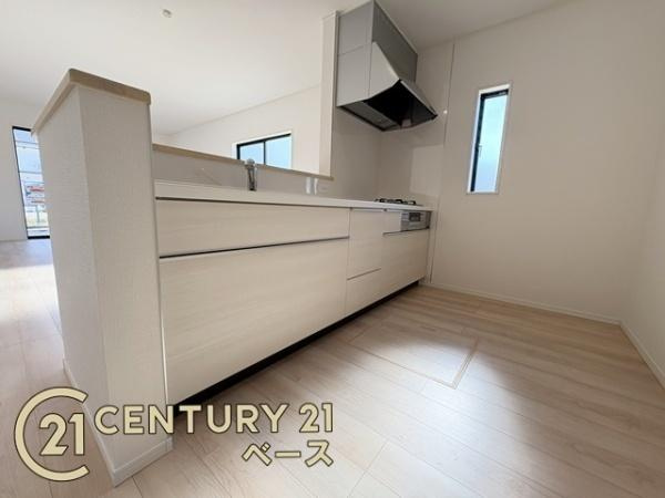 クレイドルガーデン東九条町 ３号棟 ／新築一戸建の内観：施工例|■家族とのコミュニケーションがとりやすい人気のカウンターキッチン！■