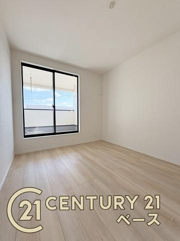 クレイドルガーデン東九条町 ３号棟 ／新築一戸建の洋室|■現地撮影写真■バルコニーに面した開放感のあるお部屋です！