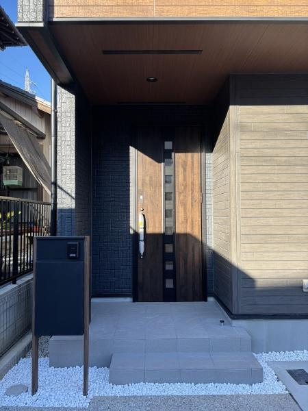 豊田市志賀町高洞　全2棟・1号棟の玄関|訪れる人を心地よく迎え入れます。