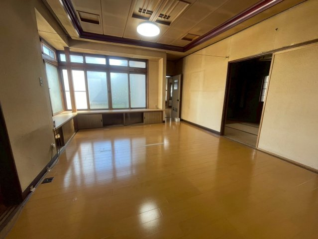 新栄町20-8戸建の居間・リビング