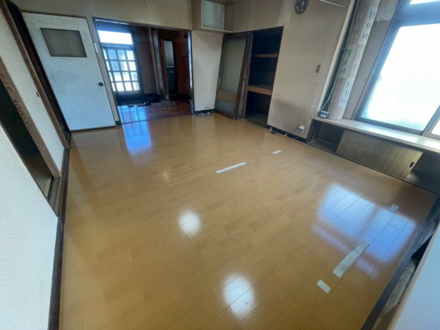 新栄町20-8戸建の居間・リビング