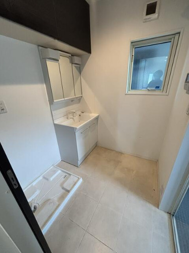 野市町新宮　中古一戸建ての脱衣所|三面鏡洗面化粧台を備えた洗面室。窓付きで明るく、朝の身支度も快適です。