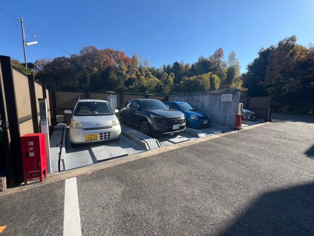 豊中市西泉丘３丁目の賃貸マンションの駐車場