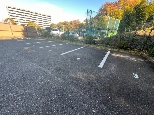 豊中市西泉丘３丁目の賃貸マンションの駐車場