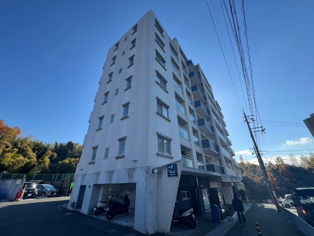 豊中市西泉丘３丁目の賃貸マンションの外観