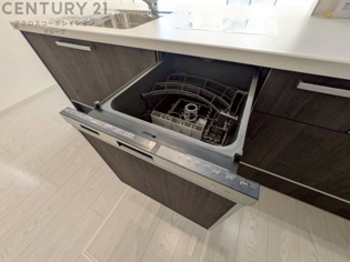 食器洗浄乾燥機は手洗いに比べて時間や労力を節約できます。また、高温のお湯で洗浄されるため、雑菌や細菌を殺菌する効果もあります。さらに、乾燥機能があるため、手で拭く手間も省け衛生的に保管できます。