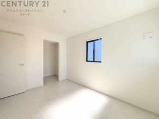 日照が豊富で明るく、自然光を取り入れることができる。温暖な気候を活かし、冬季の暖房負荷を軽減。植物の育成や乾燥衣類の自然乾燥に適しています。眺望が良く、開放感があります。