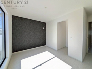 寝室…リラックスできるプライベート空間で、快適な睡眠をサポート。個人の好みに合わせたインテリアや寝具で心地良さを追求。プライベートな時間を過ごし、リフレッシュする場所におすすめです。