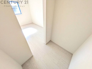 ウォークインクローゼットは、歩いて入れるタイプの収納スペースで、衣類や小物を整理しやすいのが特徴です。一般的なクローゼットよりも広く、収納力が高いため、家の中をすっきり保つのに役立ちます。