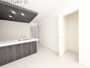 リビングに収納を設けることで生活用品や掃除道具、お子様のおもちゃなど色々収納出来て便利です。