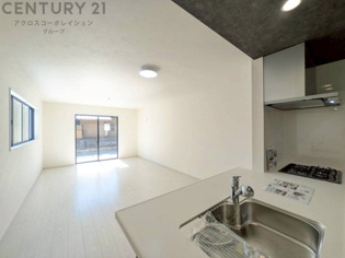 キッチン前のダイニングスペース　カウンターキッチンから料理の受け渡し等に便利です。ダイニングセットを置いても十分な広さを確保。