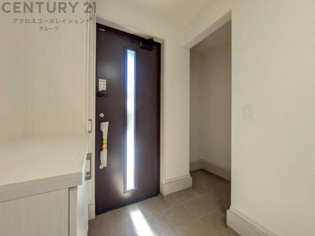 大きな玄関収納付きの玄関です　家族皆様の履物をしっかり収納できます