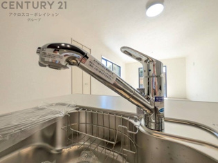 浄水機能付キッチン水栓は、飲み水や調理水の品質を向上させ、健康と安全をサポートします。便利な直飲みや炊飯用水として利用でき、ボトル水の買い物やストックの必要がなくなります。