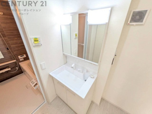 化粧品や洗顔料、歯ブラシなどの必需品をまとめて置ける収納スペースがあり、使用するたびに取り出す手間が省けます。また、水回りのため、濡れても大丈夫な素材が使用されており、お手入れが簡単です。