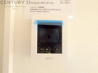 訪問者が来たときにテレビ画面で確認できるため、安心してドアを開けられます。録画機能があるものもあり、留守中に来訪者を記録しておくことができます。利便性が高く、セキュリティ面でも安心です。