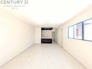 リビングダイニングは家族や友人とのコミュニケーションを楽しむ場所でくつろぎながら食事や会話を楽しめ、多目的に利用できリラックスできる空間です。家庭内の中心として機能し、快適な生活をサポートします。