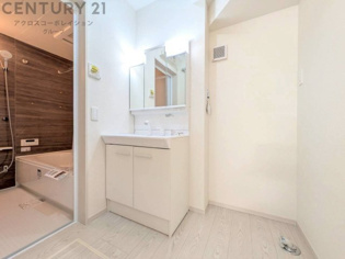 衣服の収納や脱ぎ着や整理整頓がしやすく、湿った衣類を乾燥させるスペースがありカビや臭いの発生を防ぎます。床の汚れを他の部屋に持ち込まず清潔を保つことができます。また快適な入浴環境の整備にも役立ちます。