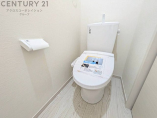 温水洗浄便座付トイレは温水洗浄機能により、暖かい水でおしりを洗浄することができ、冷たい水を使う従来の便座に比べ、温水洗浄機能で暖かいトイレを提供し、快適な使用を可能にします。