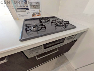 多数の調理器具を同時に使用でき、料理の効率化が可能。省エネで節約になり、様々な料理スタイルに適応できます。また、火力調整が独立しており、手入れや掃除もしやすく、今よりもっとお料理が楽しくなるかも。